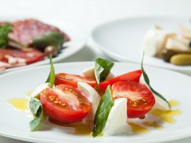 定番サラダ　トマトとモッツァレラのカプレーゼ
