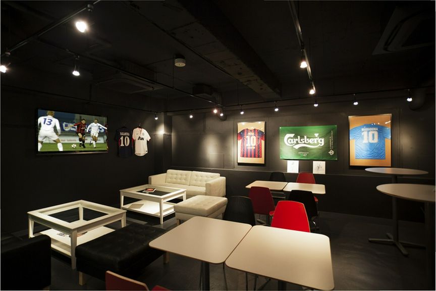 2台のテレビで、肉料理を片手にスポーツもお楽しみいただけます