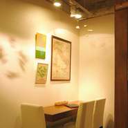 テーブル席の中でもコーナーにつくられた席は、デートなどにも最適なプライベート感たっぷり。くつろいで打ち解けたい人とは、正面に座るより横や斜めの席に座るほうが緊張も和らぐのでオススメです。