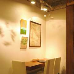 コーナーのテーブル席は、カップルのデートにピッタリ