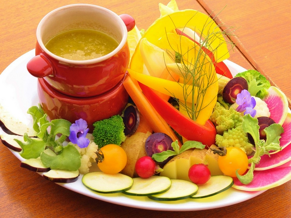 彩りも楽しめる『新鮮な季節野菜のバーニャカウダ』