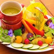 生のカボチャや珍しい紫人参など、有機野菜も盛り込み、季節の色彩豊かな野菜が楽しめる逸品。