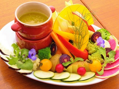 彩りも楽しめる『新鮮な季節野菜のバーニャカウダ』