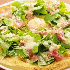 生ハム、ルッコラ、半熟卵のピッツァ『ビスマルク風』