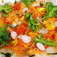 新鮮な魚を、実際に目で見て仕入れています。なるべく鮮度の良い旬のものを使用し、お客様に提供しています。彩りよく仕上げて目でも楽しんでいただける一品です。