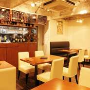 まるで「ただいま」と言ってしまいたくなるようなお店。自宅で寛ぐような感覚で、美味しいワインと料理をお楽しみください。リーズナブルで、なおかつ時間を忘れてしまうような心地の良い空間を目指しています。
