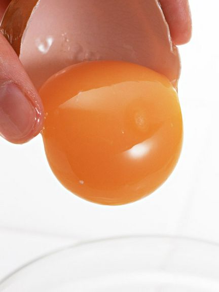 色味の濃いパスタには、こだわりの「恵壽卵」を使用　