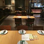 【4名テーブル×2,6名テーブル×1】プロジェクター前のお席。お席の移動可能ですので人数ご相談ください。