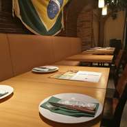 【4名テーブル×3】ベンチシートのお席。お席の移動可能ですので団体様対応も可。