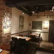 【4名テーブル×4】一段上がったお席。全席移動可能です。お気軽にご相談ください。