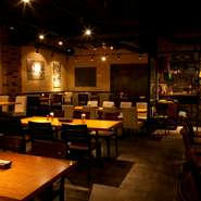 店内はワンフロアーなので、お客様の人数に合わせて自由にレイアウトを変更できます。歓送迎会など、大人数での宴会にもぴったりです。さまざまな演出も可能。インパクト「大」の時間を過ごすことができます。