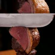 メニューを選ぶ手間も無し！焼き立てシュラスコが次々運ばれ目の前で豪快にカット♪非日常感が二人を盛り上げます。満腹・大満足のデート間違い無し！