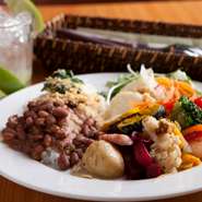 意外に思われるかもしれませんが、ブラジル料理は極端にスパイシーな料理はありません。またメニューを選ぶ手間のない事や大らかな雰囲気などが、小さなお子様連れや3世代でのご来店に繋がっていると言えそうです。