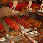 各部位の美味しさを最大限引き出すため、それぞれ異なる味付けをしてあります。スモーキーな炭の香りを纏った極上のシュラスコをご堪能ください！