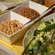 ブラジル料理といえば、お肉のイメージが強いのですが、当店では、野菜もしっかりバランスよくとれるようにメニューを作成しています。ブラジル人の農家から仕入れているものもあり、随所にこだわりを見せています。