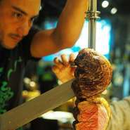 焼き立てで最高の状態のシュラスコをお運びします