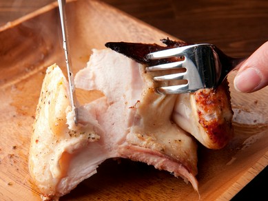 やわらかくジュ－シー！　特製の調味液に漬け込んだ美味チキン