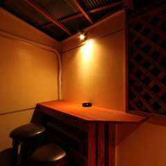 シンプルながらいたるところにセンスが光る、2階の喫煙スペース