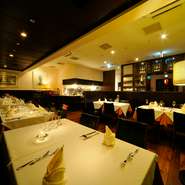 落ち着いた色調のブラウンとホワイトで統一された店内は、スッキリとした居心地の良い空間です。テーブルや各所に花が飾られ、デートやお祝い事など大切なシーンを華やかに彩ってくれます。