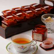 【ジャッジョーロ銀座】は、ハーブの薬効や香りの効能を活かした料理を提供する「リストランテ」。選べるハーブティーは、一つ一つの効能だけでなく、好みの香りが疲れを忘れさせ、心を癒してくれます。