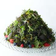 「まほろば農場」直送の新鮮なハーブをたっぷり使用した人気のサラダ。パリッとした食感がたまりません。