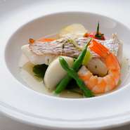 天然鮮魚と野菜をストウブ鍋でハーブ蒸しに。旨みたっぷりのスープと豊かな香りで、リラックスできます。