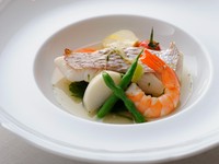 天然鮮魚と野菜をストウブ鍋でハーブ蒸しに。旨みたっぷりのスープと豊かな香りで、リラックスできます。