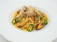 ニンニク、ショウガ、トウガラシ、炙った鰹とオクラで作ったオイルベースのソースが特徴です。ミョウガを加えることで、新鮮でユニークな味が生まれます。