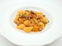 トマトと一緒に煮込み、ニンニク、タマネギ、ニンジン、セロリなどの香りの良い野菜、地中海のハーブを混ぜ合わせた豆は、ソースの風味を完璧に捉える、繊細な貝殻のような形のコンキリエパスタで引き立てます。