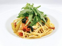 ニンニク、唐辛子、タコ、セロリ、アンチョビ、オリーブの香り豊かなブレンドが染み込んだこの料理は、味のバランスが絶妙です。さわやかな風味を加えるために、新鮮なルッコラを添えました。