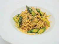 このオイルベースのパスタは、ニンニク、トウガラシ、アンチョビ、静岡産の新鮮なシラスなどさまざまな味覚が調和、ブレンドされています。