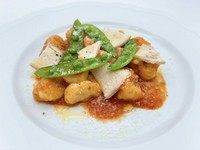 オレガノの香りが染み込んだ、香り豊かなトマトソースに絡んだ完璧なポテトニョッキ。低温調理でジューシーに仕上げた鶏ハムと、クリスピーなスナップエンドウを加えることで、料理はより一層美味しくなります。