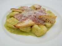 ユニークで満足感のあるパスタをお探しの方に!ビロードのようなグリーンピースソースと、グリルした筍が春を感じさせ、生ハムとペコリーノチーズの豊かな風味が引き立てます。