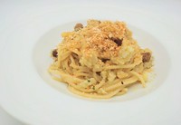 シチリア料理を代表するパスタ料理のひとつ。ブカティーニとカリフラワーの煮込みは、玉ねぎ、アンチョビ、レーズン、松の実など、シチリアらしい甘みと風味の組み合わせ。