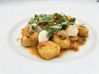 濃厚で風味豊かなボロネーゼソースを合わせ、春をテーマに、茹でたカブと新鮮なクレソンを加えました。ボリュームのあるニョッキと鮮やかな野菜の組み合わせが、調和のとれた満足感のある一皿を作り出しています。