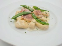 ジャッジョーロで人気の自家製ニョッキ。すりおろしたパルミジャーノチーズをトッピングした、五感で楽しめる一品です。