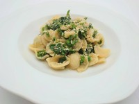 イタリア南部のバジリカータ州とプーリア州の美食の伝統から、シェフが、有名なオレキエッテ アッレ チーマ ディラーパをお届けします。