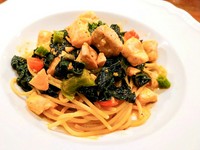 オイルベースのパスタに、柔らかなサーモンと群馬県産の新鮮なちぢみほうれん草を合わせた、甘くて美味しい一品。バター、アンチョビ、ケッパーが効いていて、一口食べると、風味豊かな味わいが口の中に広がります