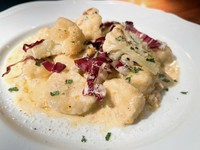 当店シェフの自慢のニョッキに、濃厚で風味豊かなラグーソースを合わせ、ニンニク風味のカリフラワーとトレビス、パルミジャーノチーズを添えました!