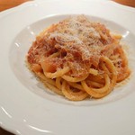 この料理は、アルデンテのブカティーニ パスタを濃厚なトマトソースで和え、パンチェッタ、ペコリーノチーズ、絶妙なアクセントとして唐辛子の風味を加えたものです。もっと食べたくなる、真のイタリア料理です。