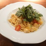 自家製ジャガイモのニョッキ 白菜のソースにカリカリベーコンを添えました。