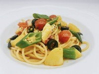 タコ、ミニトマト、パセリなどの素材が、絶妙に組み合ったオイルベースのパスタです。地中海のフレーバーや食感を存分に楽しめる一品です。