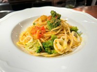 ヤリイカ、ブロッコリーをニンニク、唐辛子、天然の植物油カロチーノオイルで、アーリオオーリオスパゲッティにしました。全ての食材の相性が良く、カラスミを添えることで更に美味しくお召し上がりいただけます。