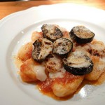 濃厚なトマトソースをニョッキに絡めて、優しい風味のスカモルツァチーズを載せて炙っています。見た目も温かな逸品です。