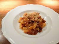 アルデンテのパスタにトマトとドライトマトを使った南イタリアの郷土料理です。香ばしいガーリックパン粉をトッピングして、心地よい食感を楽しめます。イタリアの地方の伝統の味を堪能してください。