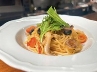 シンプルなオイルベースのパスタに、イイダコと相性の良い、オリーブとオレガノを加えて食感のいい水菜を最後に添えます。