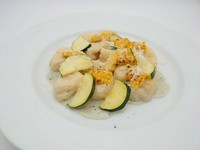 焼きトウモロコシとズッキーニクリーミーなゴルゴンゾーラソースに、焼きトウモロコシ、ズッキーニ、パルミジャーノチーズをトッピングした色目も夏らしいパスタです。