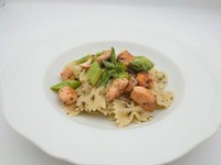 パスタフレッダは、夏を迎えるイタリアの家族にとって理想的なダイエットになります。新鮮なハーブ等と一緒に、ローズマリーと白ワインでソテーしたサーモンを加えた地中海風の一品です。