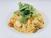 ガーリックと唐辛子の絶妙なブレンドに、柔らかなメカジキ、香り高いマッシュルーム、そしてさっぱりとしたケッパーが加わります。新鮮なルーコラとともに提供され、海と森の風味が一層引き立ちます。