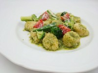 イタリアと日本の文化を融合させた、ユニークな料理です。ジャッジョーロ銀座自慢のジャガイモのニョッキに、風味豊かな大葉のペストソースを合わせて、ハーブとスパイスのハーモニーが生まれます。